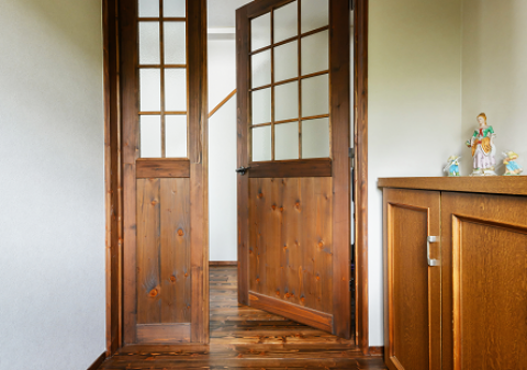 カサシマ住宅のリフォーム事例。道産トドマツを使った格子デザインの繊細さが美しい調和したオリジナル制作の親子ドア。