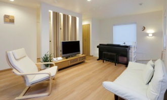 就寝までの時間は2階リビングで。２１年前に建てた二世帯住宅をリフォームして3世代が同居した実例。SAWAI建築工房の理想通りのプラン提案に感動して依頼を決めた。階段の位置を変えて自然と互いの気配を感じ、コミュニケーションを取りやすい間取りへと変更。デザインも機能性も優れたリフォーム。プライバシーに配慮した一つも我慢のない住宅。無駄のない動線。