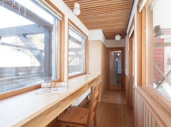 渡り廊下に書斎コーナー。渡り廊下には、カウンターを造作して奥さまの書斎コーナー、ダイニングとリビングには床暖房とインテリアにもなる薪ストーブ、お雛さまを飾る場所をリビングの一部に。こだわりの浴室は、森を感じられる大きな両開きの窓。住まう人の想いが形になった戸建てリフォーム事例です。施工は札幌の北王RELIFEリライフ