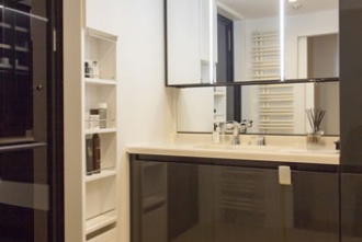 独立させた洗面室。既存の狭苦しさを一新し、眺望を活かしつつ、構造の一部を表しにしたラフでおしゃれな空間。キッチン壁はタイル、室内の壁や天井などは構造に直接塗装し、無垢材の床、中古ならではの味わい。煙突が要らないエコなバイオエタノール暖炉を採用。既製品を要所に使い、コストダウン。照明はスポットライト。札幌の高級マンションリフォームの実例をご紹介します。「和室をリビングに取り込んで ワイドビューを楽しむ暮らし」のリフォーム事例です。施工はプラスアルファ。