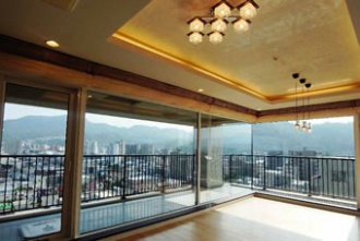 仕上げの磨きで光沢が。札幌の中心部で家を持つ計画。新築マンションが高騰し、中古のリノベーション実例をご紹介。漆喰の舟底天井でラグジュアリーに。仕上げの磨きで光沢が生まれるイタリア漆喰。施工はiesリビング倶楽部。イエスリビング倶楽部。