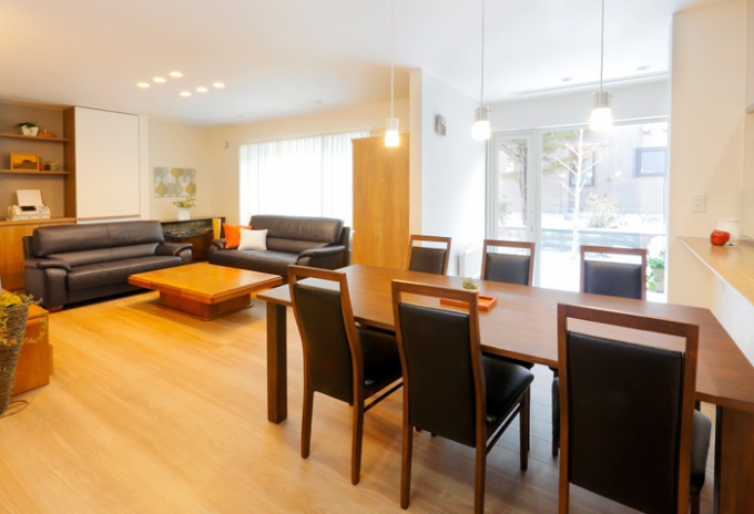 3世代同居の温かな住まい。２１年前に建てた二世帯住宅をリフォームして3世代が同居した実例。SAWAI建築工房の理想通りのプラン提案に感動して依頼を決めた。階段の位置を変えて自然と互いの気配を感じ、コミュニケーションを取りやすい間取りへと変更。デザインも機能性も優れたリフォーム。プライバシーに配慮した一つも我慢のない住宅。無駄のない動線。