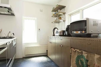 キッチン収納は室内の雰囲気に合わせて造作。奥さまの使い勝手を考え、吊り棚のないデザインにしました。