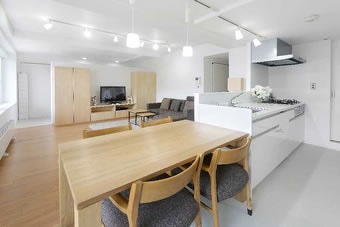 余裕の収納スペース。築３１年中古マンションのリノベーション実例をご紹介。「センタークロークで暮らしすっきり」のリフォーム事例です。ソファとダイニングセットはトータルコーディネート、収納力のあるキッチンは並行に置いたダイニングテーブルをカウンターのように使えます。クロークはスライドドアに。アイデアが詰まった家になりました。施工は北王RELIFEリライフ