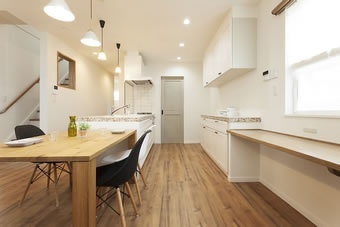 “のぞき窓”風。旭川の戸建て中古住宅のリノベーション事例。家を持ちたいと新築を考えて3年後にオープンハウスでリノベーションを知る。フレンチ・アンティークをコンセプトにした家に衝撃。新築だったら叶わなかったかもしれない、アウトドアリビングのある暮らし。のぞき窓風の階段の明り取り。ウォークインクローゼットの先にサンルーム。施工は石山工務店