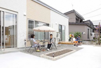 遊びに来た息子さん家族と庭でリラックス