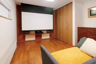 来客の多い「もてなしの場」。18年経った戸建ての家をリフォームした実例。リフォームに備え資金は貯めていたそう。デザインの良さで依頼先を決定。足の不自由な女性が将来一人で暮らしても大丈夫な家に、バリアフリー住宅。DIY&ミニチュアカーコレクションのアトリエ、声楽家のピアノルーム、ホームシアターを備えたフリールーム。施工は札幌のSAWAI建築工房