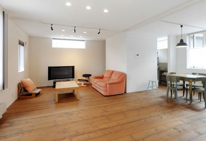 2階リビングの家。近所の視線を気にせずに 心ゆくまで窓外の眺めを楽しむため、2階リビングの家に中古リノベーション。設計も性能も新築を超える出来映え。キッチンとリビングを離して、家事の音が気にならない間取り。床板はツーバイ材。玄関ホールの吹き抜けに面したキッチン、収納は隠しできる引き戸仕様。土足でも使えるシューズクローク、自転車も置ける土間玄関。施工はアルティザン建築工房