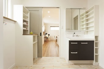 ちょっとした作業台に。旭川の戸建て中古住宅のリノベーション事例。家を持ちたいと新築を考えて3年後にオープンハウスでリノベーションを知る。フレンチ・アンティークをコンセプトにした家に衝撃。新築だったら叶わなかったかもしれない、アウトドアリビングのある暮らし。のぞき窓風の階段の明り取り。ウォークインクローゼットの先にサンルーム。施工は石山工務店