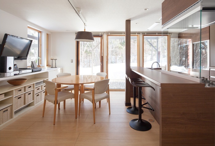 もっと森を感じる暮らしへ。渡り廊下には、カウンターを造作して奥さまの書斎コーナー、ダイニングとリビングには床暖房とインテリアにもなる薪ストーブ、お雛さまを飾る場所をリビングの一部に。こだわりの浴室は、森を感じられる大きな両開きの窓。住まう人の想いが形になった戸建てリフォーム事例です。施工は札幌の北王RELIFEリライフ