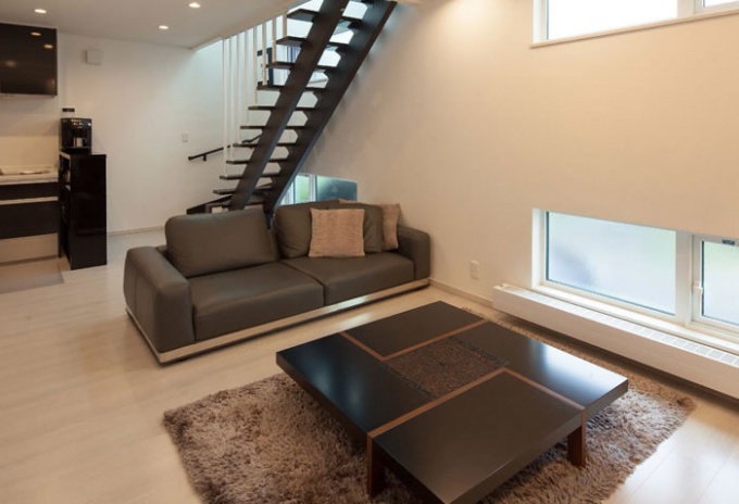 地下鉄徒歩圏内の一戸建て。通勤に便利な立地を最優先。理想は地下鉄徒歩圏内の一戸建て。通勤に便利な立地を最優先に探し、築32年の古い木造アパートを一軒家にリノベーションした事例。間取りを全面的に変更。リビングの階段にアルミの手すり。モノトーンでまとめたシックなリビング・キッチン。愛犬と暮らす家。施工は住友不動産新築そっくりさん北海道