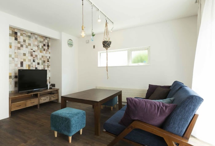 ほしかったのは、冬に暖かい家。 求めていたのは、自分好みのインテリア。 見たかったのは、のびのび遊ぶ子供の姿。 すべて叶った家だから、部屋のドアも 家族の気持ちも開け放して暮らします。