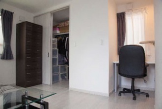 ウォークインクロゼット、書斎スペース。理想は地下鉄徒歩圏内の一戸建て。通勤に便利な立地を最優先に探し、築32年の古い木造アパートを一軒家にリノベーションした事例。間取りを全面的に変更。リビングの階段にアルミの手すり。モノトーンでまとめたシックなリビング・キッチン。愛犬と暮らす家。施工は住友不動産新築そっくりさん北海道