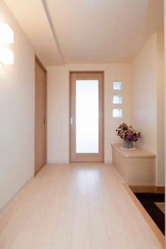 ガラス窓付きの引き戸。浴室を広くしたい、狭い玄関や古くなったキッチンを改修したい、との要望でマンションリフォーム。大胆な間取り変更。明るさを確保したキッチン、玄関ホールや洗面室、ユーティリティ。愛犬用のシンクを設置。「水回りを大胆に変更 風と光が心地よい暮らしへ」のリフォーム事例です。施工は札幌のSAWAI建築工房