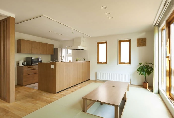 畳を取り入れたフラットフロアに改修。カップボードやシステムキッチンの背面収納を造作した美しいキッチン、光と風を取り込む茶の間、畳を取り入れたフラットフロアは壁を取り払って2部屋分の広さを確保しました。戸建て二世帯のリフォーム実例です。施工は札幌の北王リライフ。