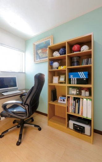 書斎。両親の提案で同居することに。１階を親世帯、２階を子世帯にし上下階で住み分ける２世帯住宅にリフォーム。増築せずに２世帯を実現。玄関共用の上下階分離で安心と適度な距離の暮らしを実現。施工は土台や柱の一部を残すだけのフルリフォーム。ハイグレードの断熱材やサッシで外気をシャットアウト、さらにエコフィールを導入し、最大の悩みの寒さを解決するとともに、暖房費も節約。施工は住友不動産の新築そっくりさん北海道。