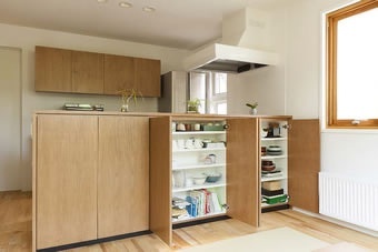 リビングの収納。カップボードやシステムキッチンの背面収納を造作した美しいキッチン、光と風を取り込む茶の間、畳を取り入れたフラットフロアは壁を取り払って2部屋分の広さを確保しました。戸建て二世帯のリフォーム実例です。施工は札幌の北王リライフ。