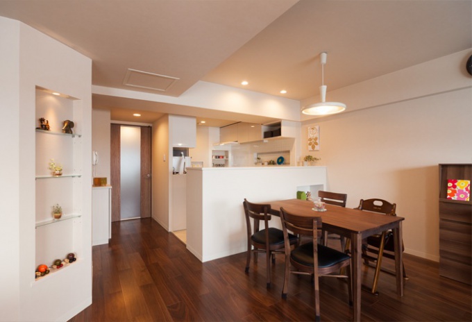 家族の希望を徹底的に提案＆実現。賃貸では窮屈さを感じてマンションの中古物件を購入しリノベーション。広いリビング・ダイニングを希望。和室を一室つぶして壁に囲われていたキッチンをオープンに。希望のインテリアテイストに合う壁紙やカーテン。工夫を凝らした提案。施工は札幌のSAWAI建築工房