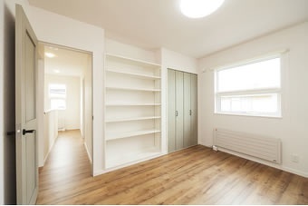 クローゼットも本棚も。旭川の戸建て中古住宅のリノベーション事例。家を持ちたいと新築を考えて3年後にオープンハウスでリノベーションを知る。フレンチ・アンティークをコンセプトにした家に衝撃。新築だったら叶わなかったかもしれない、アウトドアリビングのある暮らし。のぞき窓風の階段の明り取り。ウォークインクローゼットの先にサンルーム。施工は石山工務店