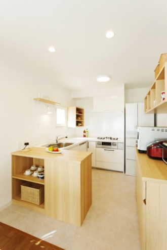 明るく開放的なキッチン。ひどいカビと結露を室内環境を全面的に改善する札幌のマンションリフォームの実例を紹介。予算はウレタン吹き付け、断熱塗料の施工、Low-Eペアガラスのサッシなどの断熱改修とカビの撤去に。壁を撤去しウォークインクローゼットの上部に開口部を設け居室には２４時間常時湿度センサー付き換気扇。家事動線もスムーズにして空気の流れがよいオープン空間にリフォーム。施工はSAWAI建築工房