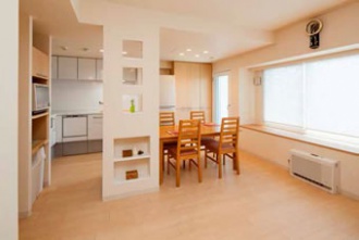 キッチンは壁付けに。浴室を広くしたい、狭い玄関や古くなったキッチンを改修したい、との要望でマンションリフォーム。大胆な間取り変更。明るさを確保したキッチン、玄関ホールや洗面室、ユーティリティ。愛犬用のシンクを設置。「水回りを大胆に変更 風と光が心地よい暮らしへ」のリフォーム事例です。施工は札幌のSAWAI建築工房