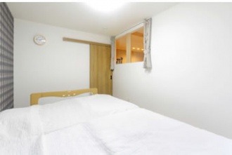 構造梁を含む3本の付け梁はシンプルなインテリアにマッチする手持ちの家具とも相性抜群。お子さんの誕生がきっかけで二世帯リフォーム。1階は子世帯、2階は親世帯の理想的な２世帯同居のリフォーム事例です。施工は札幌の三五工務店 35リフォーム。