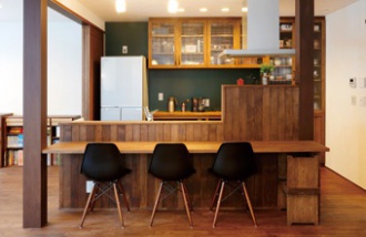 カフェ風キッチン。奥さまがデザインしたキッチン収納の造作家具で、念願のカフェ風空間を実現。戸建てリフォーム。株式会社三五工務店リフォーム部。