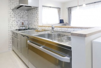 構造梁を含む3本の付け梁はシンプルなインテリアにマッチする手持ちの家具とも相性抜群。お子さんの誕生がきっかけで二世帯リフォーム。1階は子世帯、2階は親世帯の理想的な２世帯同居のリフォーム事例です。施工は札幌の三五工務店 35リフォーム。