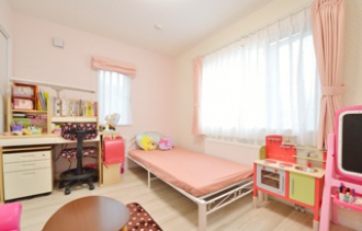 女の子らしい子供部屋。札幌の小学校に通う子どもの学区を変えないために中古住宅の戸建てを二世帯にリフォームした実例をご紹介。1階で生活が完結できるようにプランした親世帯は日当たりのいい明るいLDKへ、2階を大幅に増築し、子世帯のLDK空間を広くしました。施工は竹内建設。