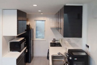 シックなキッチン。理想は地下鉄徒歩圏内の一戸建て。通勤に便利な立地を最優先に探し、築32年の古い木造アパートを一軒家にリノベーションした事例。間取りを全面的に変更。リビングの階段にアルミの手すり。モノトーンでまとめたシックなリビング・キッチン。愛犬と暮らす家。施工は住友不動産新築そっくりさん北海道