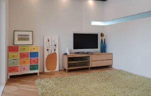 ガラススリットから子ども部屋の明かり。マンションなのに戸建て感覚の斬新設計！インテリアや模様替えが好きな奥さま、建築士が夢だったご主人がウェブサイトで施工例を見て惚れ込んだ北海道工房に依頼。プランを練りに練った計画で納得いくまで吟味。空間を広く見せる大型の鏡、部屋と部屋をつなぐ明かり取りのガラススリット、光を通す開放的なガラスドア多様した空間演出。知恵と工夫。窓のない玄関にまで日差しが届く家。札幌マンションリフォーム実例。施工は北海道工房。
