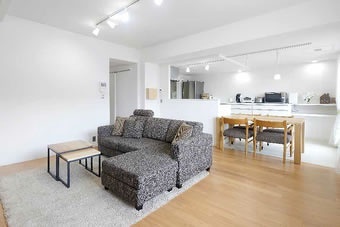 ソファとダイニングセット。築３１年中古マンションのリノベーション実例をご紹介。「センタークロークで暮らしすっきり」のリフォーム事例です。ソファとダイニングセットはトータルコーディネート、収納力のあるキッチンは並行に置いたダイニングテーブルをカウンターのように使えます。クロークはスライドドアに。アイデアが詰まった家になりました。施工は北王RELIFEリライフ