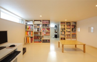 2方向にハイサイドライトを設けて明るさを確保。自然素材を取り入れ、利便性を見直した札幌の二世帯リフォームの例。隠れ家風のロフトやダイニングを広くし親・子世帯一緒に食卓を囲めるように。無垢材フローリングやガラスブロックなど素材にもこだわっています。施工は札幌市厚別区のリビングワーク。