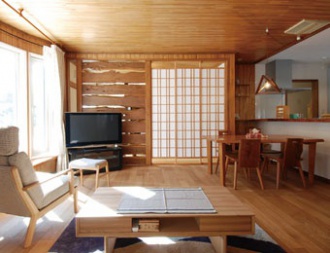 きめ細かく光をコントロール。2世帯住宅を改装。元々使われていた建材を活かしてリフォーム。リビング・ダイニングの壁や天井はそのまま活かし、キッチンとの境の下がり壁の一枚板は対面キッチンのカウンター部分に転用。オシャレな木のパーテーションが、思い出を残したリフォームの象徴です。施工は北海道工房