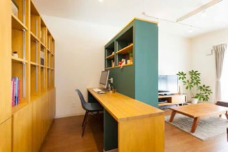 たっぷり収まる背面収納。ひどいカビと結露を室内環境を全面的に改善する札幌のマンションリフォームの実例を紹介。予算はウレタン吹き付け、断熱塗料の施工、Low-Eペアガラスのサッシなどの断熱改修とカビの撤去に。壁を撤去しウォークインクローゼットの上部に開口部を設け居室には２４時間常時湿度センサー付き換気扇。家事動線もスムーズにして空気の流れがよいオープン空間にリフォーム。施工はSAWAI建築工房