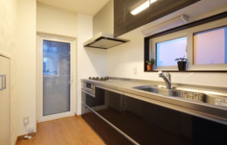 キッチンをI型へ一新。自然素材を取り入れ、利便性を見直した札幌の二世帯リフォームの例。隠れ家風のロフトやダイニングを広くし親・子世帯一緒に食卓を囲めるように。無垢材フローリングやガラスブロックなど素材にもこだわっています。施工は札幌市厚別区のリビングワーク。