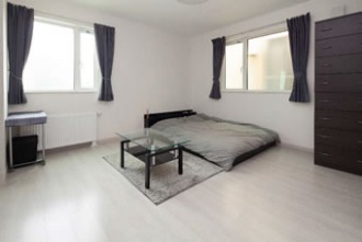 8畳の和室を洋室に。理想は地下鉄徒歩圏内の一戸建て。通勤に便利な立地を最優先に探し、築32年の古い木造アパートを一軒家にリノベーションした事例。間取りを全面的に変更。リビングの階段にアルミの手すり。モノトーンでまとめたシックなリビング・キッチン。愛犬と暮らす家。施工は住友不動産新築そっくりさん北海道