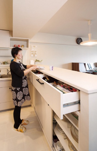 壁面を活かしたアイデア収納。賃貸では窮屈さを感じてマンションの中古物件を購入しリノベーション。広いリビング・ダイニングを希望。和室を一室つぶして壁に囲われていたキッチンをオープンに。希望のインテリアテイストに合う壁紙やカーテン。工夫を凝らした提案。施工は札幌のSAWAI建築工房