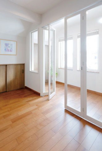 バルコニーを室内化。18年経った戸建ての家をリフォームした実例。リフォームに備え資金は貯めていたそう。デザインの良さで依頼先を決定。足の不自由な女性が将来一人で暮らしても大丈夫な家に、バリアフリー住宅。DIY&ミニチュアカーコレクションのアトリエ、声楽家のピアノルーム、ホームシアターを備えたフリールーム。施工は札幌のSAWAI建築工房