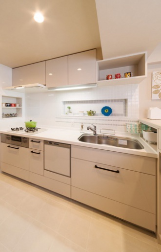 キッチンの壁はモザイクタイル。賃貸では窮屈さを感じてマンションの中古物件を購入しリノベーション。広いリビング・ダイニングを希望。和室を一室つぶして壁に囲われていたキッチンをオープンに。希望のインテリアテイストに合う壁紙やカーテン。工夫を凝らした提案。施工は札幌のSAWAI建築工房