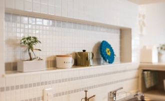 壁面を活かしたニッチ収納。賃貸では窮屈さを感じてマンションの中古物件を購入しリノベーション。広いリビング・ダイニングを希望。和室を一室つぶして壁に囲われていたキッチンをオープンに。希望のインテリアテイストに合う壁紙やカーテン。工夫を凝らした提案。施工は札幌のSAWAI建築工房