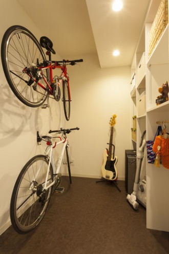 いろいろなものが置けるフレキシブルさも魅力の収納室。ひどいカビと結露を室内環境を全面的に改善する札幌のマンションリフォームの実例を紹介。予算はウレタン吹き付け、断熱塗料の施工、Low-Eペアガラスのサッシなどの断熱改修とカビの撤去に。壁を撤去しウォークインクローゼットの上部に開口部を設け居室には２４時間常時湿度センサー付き換気扇。家事動線もスムーズにして空気の流れがよいオープン空間にリフォーム。施工はSAWAI建築工房