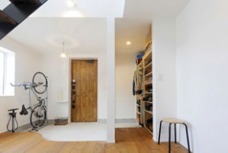 容量たっぷりのキッチン収納は、目隠しできる引き戸仕様。棚上に窓があるので、引き戸を閉めても光が取り入れられます。右隣には食品庫も。