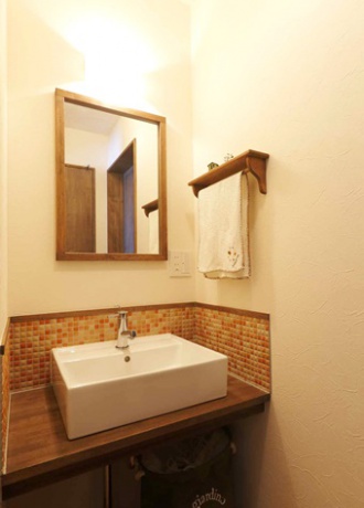 鏡も造作で、タイルはキッチンと同じものを採用し、ディティールにこだわったLDKとのトータルコーディネイト。戸建てリフォーム。株式会社三五工務店リフォーム部