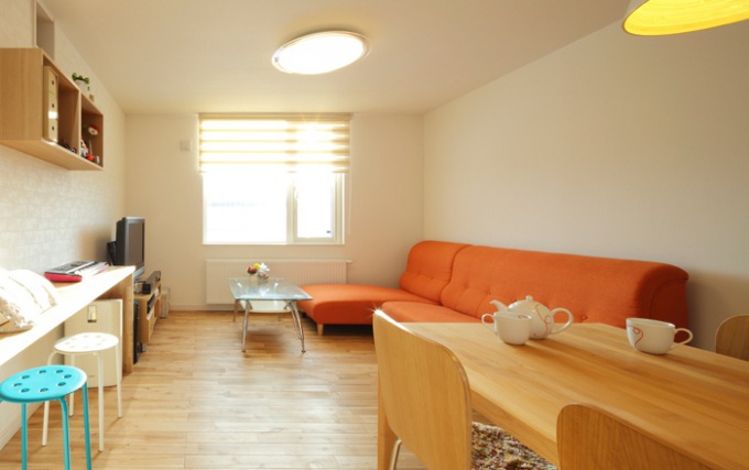 自然素材を取り入れたリフォーム。自然素材を取り入れ、利便性を見直した札幌の二世帯リフォームの例。隠れ家風のロフトやダイニングを広くし親・子世帯一緒に食卓を囲めるように。無垢材フローリングやガラスブロックなど素材にもこだわっています。施工は札幌市厚別区のリビングワーク。