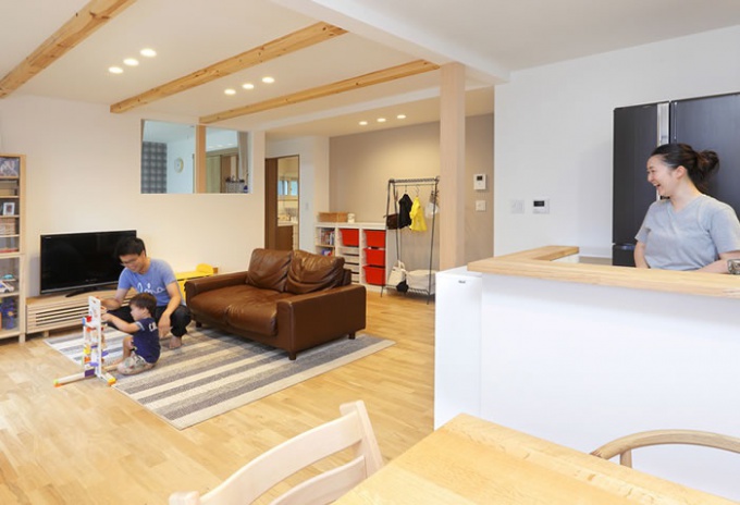 ２階には手をつけず、１階を子世帯として全面リフォーム。構造梁を含む3本の付け梁はシンプルなインテリアにマッチする手持ちの家具とも相性抜群。お子さんの誕生がきっかけで二世帯リフォーム。1階は子世帯、2階は親世帯の理想的な２世帯同居のリフォーム事例です。施工は札幌の三五工務店 35リフォーム。