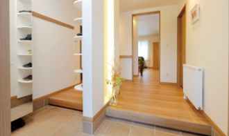 ツーウェイの玄関。２１年前に建てた二世帯住宅をリフォームして3世代が同居した実例。SAWAI建築工房の理想通りのプラン提案に感動して依頼を決めた。階段の位置を変えて自然と互いの気配を感じ、コミュニケーションを取りやすい間取りへと変更。デザインも機能性も優れたリフォーム。プライバシーに配慮した一つも我慢のない住宅。無駄のない動線。