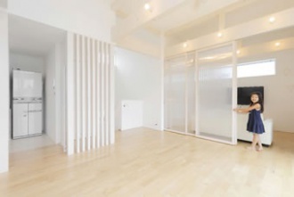 子供たちが成長して個室が必要になったときは１階を明け渡し、リビングの一角を引き戸で仕切って夫婦の寝室にする予定です。完全に閉め切っても光が通るので、圧迫感はありません。