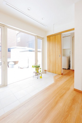 洗濯物干しに、庭仕事の出入りに、スキーのワックス掛けに、とっても重宝な土間スペース。