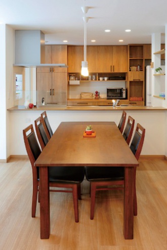 対面キッチン。２１年前に建てた二世帯住宅をリフォームして3世代が同居した実例。SAWAI建築工房の理想通りのプラン提案に感動して依頼を決めた。階段の位置を変えて自然と互いの気配を感じ、コミュニケーションを取りやすい間取りへと変更。デザインも機能性も優れたリフォーム。プライバシーに配慮した一つも我慢のない住宅。無駄のない動線。